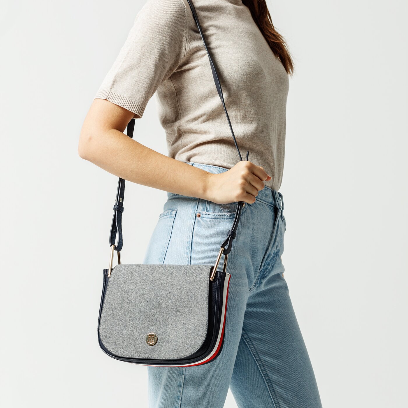 Damska nerka / saszetka TOMMY HILFIGER TOREBKA TH CORE SADDLE BAG MELTON aw0aw074160iv kolor szary