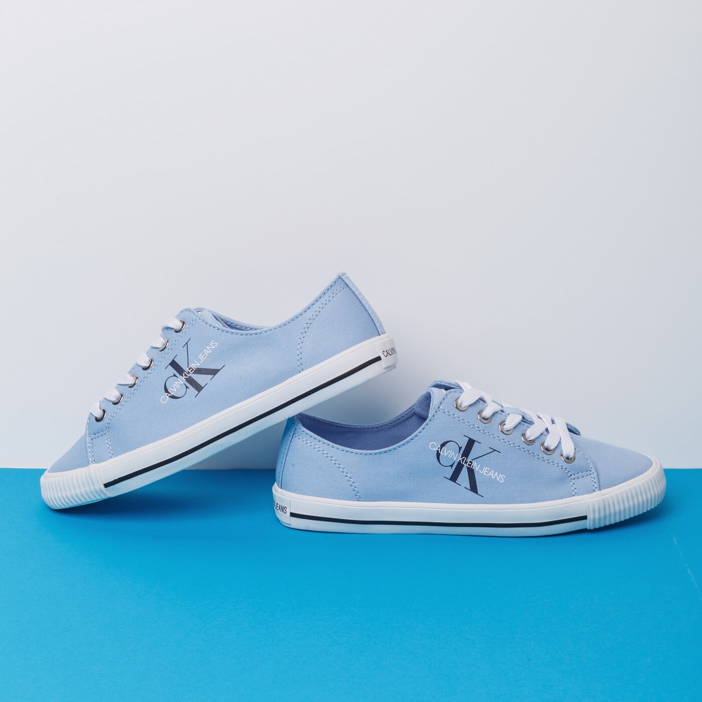 Damskie trampki CALVIN KLEIN DIAMANTE b4r0896450 kolor niebieski