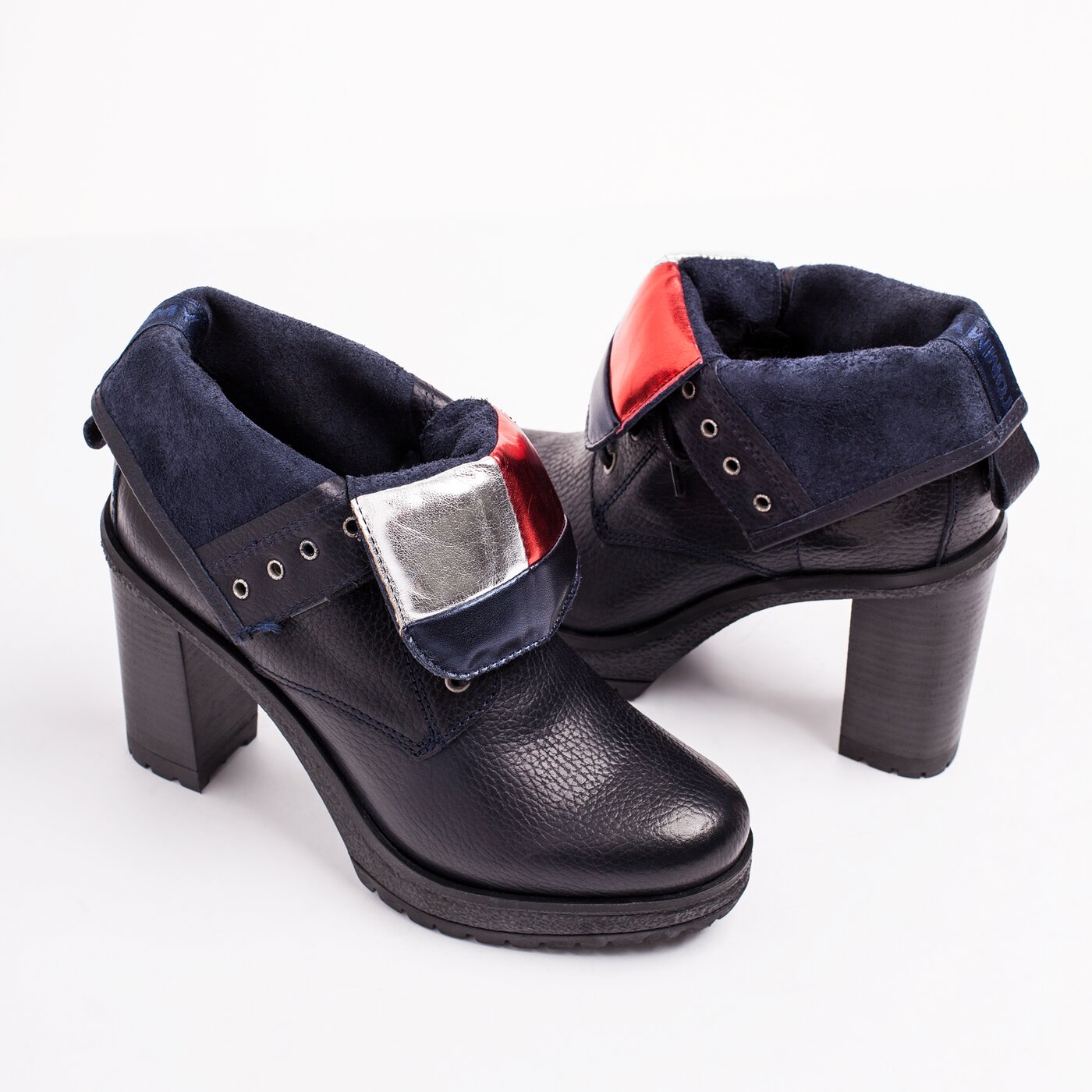 Damskie botki / sztyblety TOMMY HILFIGER BIG FLAG LACE UP HEELED BOOT en0en00252990 kolor czarny