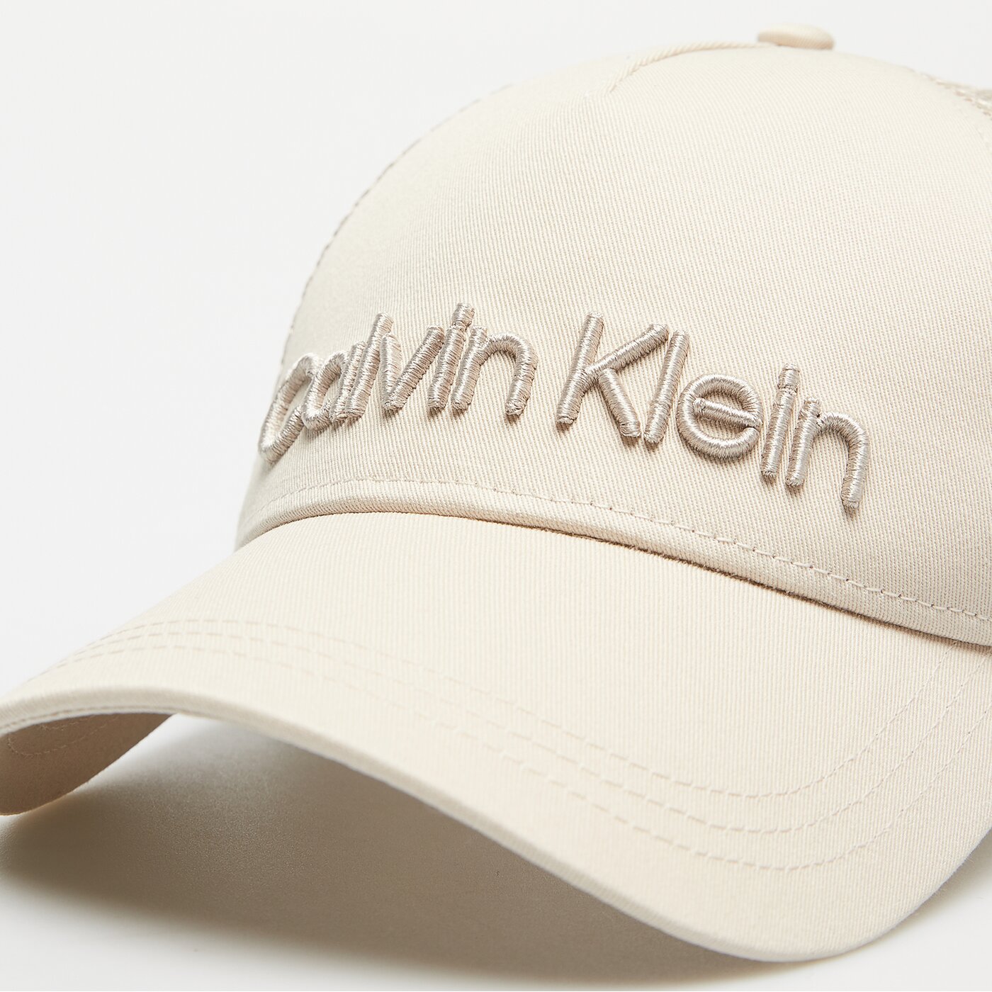 Damska czapka z daszkiem CALVIN KLEIN CZAPKA CALVIN EMBROIDERY TRUCKER k50k510334ace kolor biały