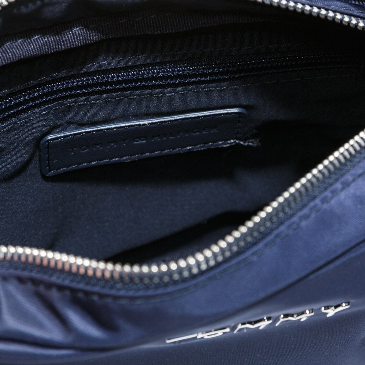 Damska torebka TOMMY HILFIGER TOREBKA TH NYLON CAMERA BAG aw0aw076930gy kolor granatowy