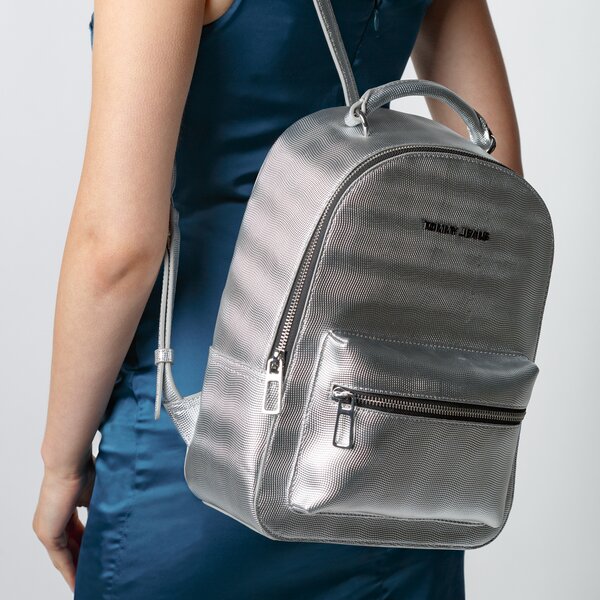 Damski plecak TOMMY HILFIGER PLECAK TJW FEMME PU BACKPACK METALIC aw0aw098640im kolor srebrny