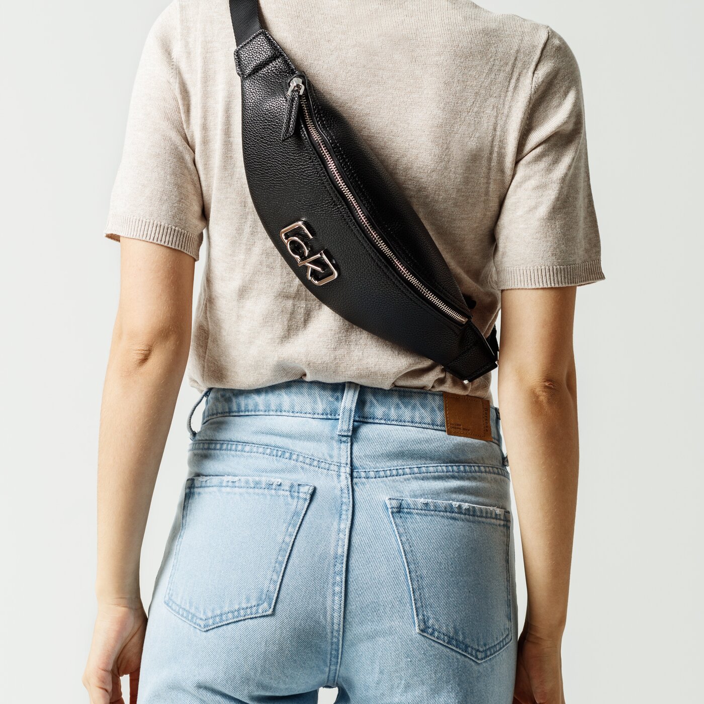 Damska torebka CALVIN KLEIN TOREBKA CK CAST WAISTBAG k60k606051bds kolor czarny