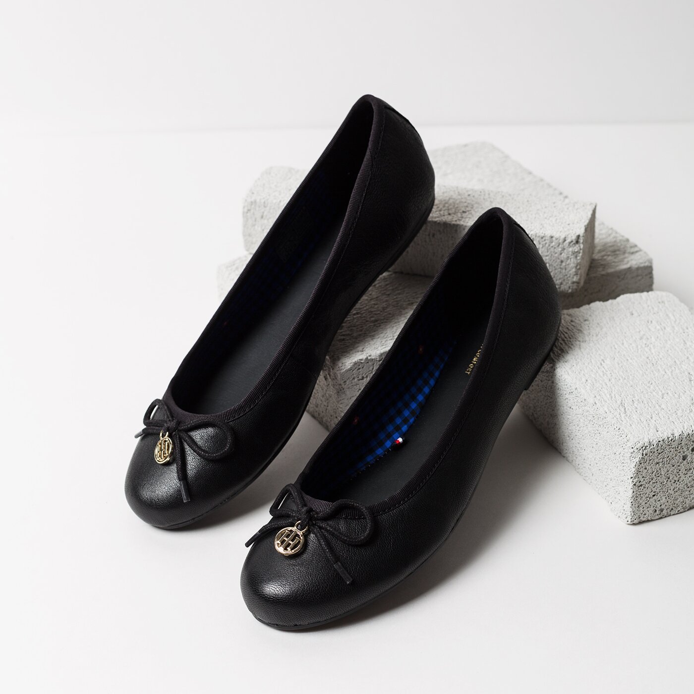 Damskie baleriny (buty) TOMMY HILFIGER BASIC LEATHER BALLERINA CHARM fw0fw02814990 kolor czarny