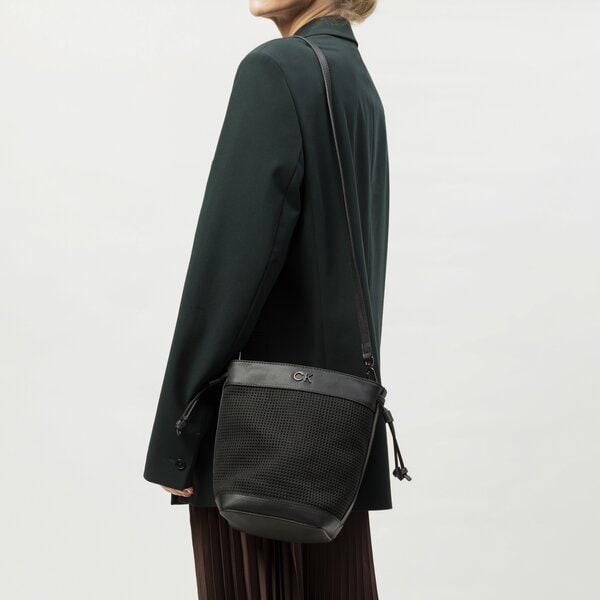 Damska torebka CALVIN KLEIN TOREBKA RE-LOCK DRAWSTRING BAG SM PERF k60k610636bax kolor czarny