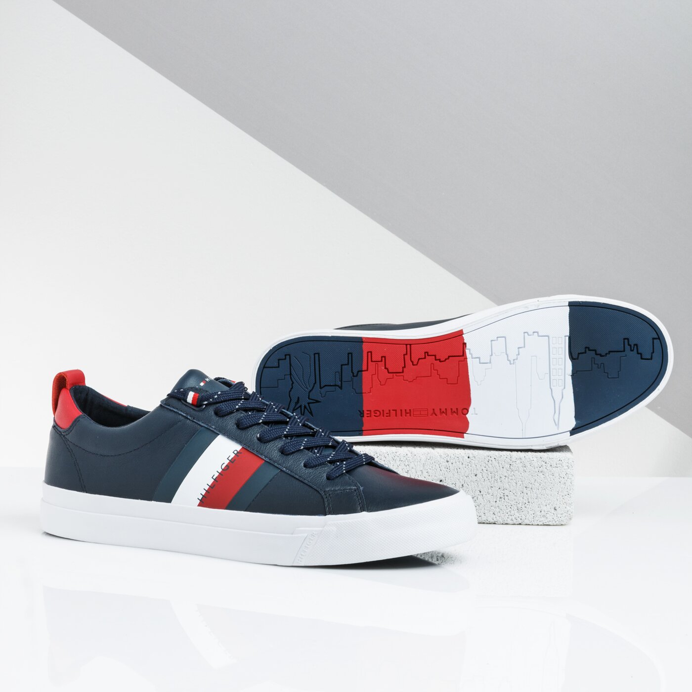 Męskie trampki TOMMY HILFIGER FLAG DETAIL LEATHER SNEAKER fm0fm02576cjm kolor granatowy