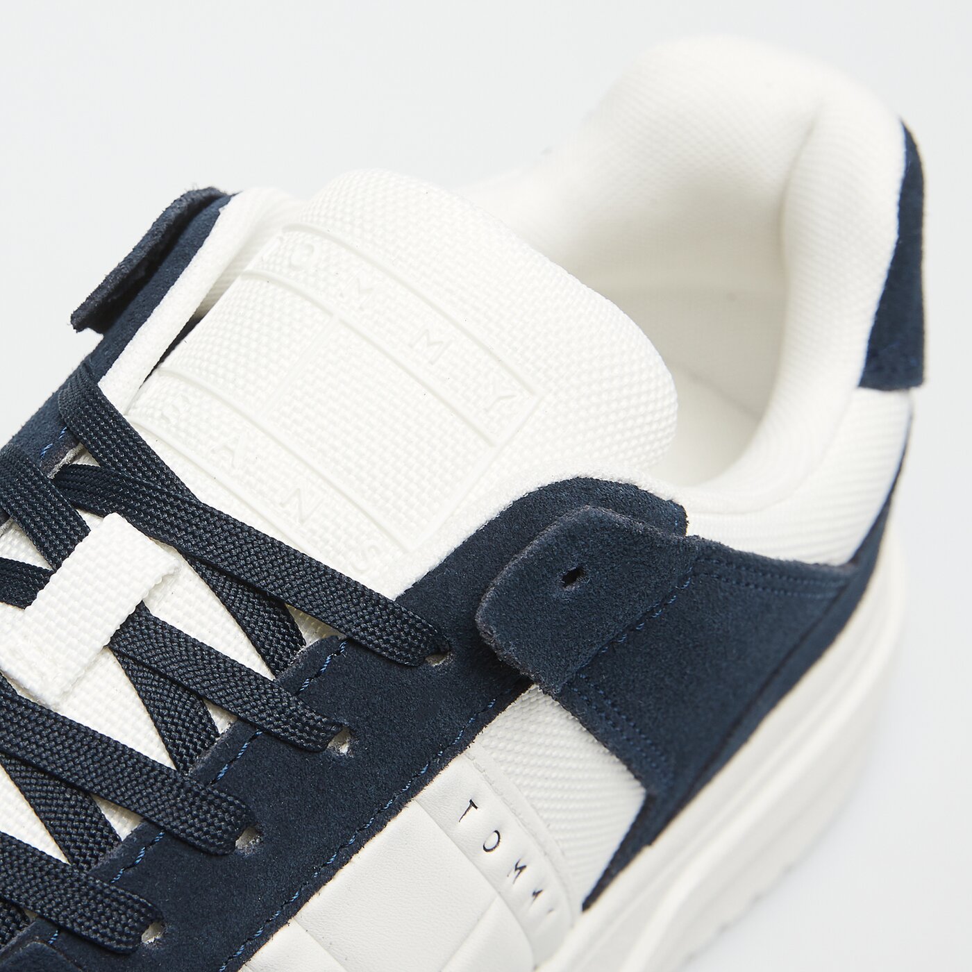 Męskie sneakersy (buty) TOMMY HILFIGER THE BROOKLYN SUEDE em0em01371c1g kolor biały