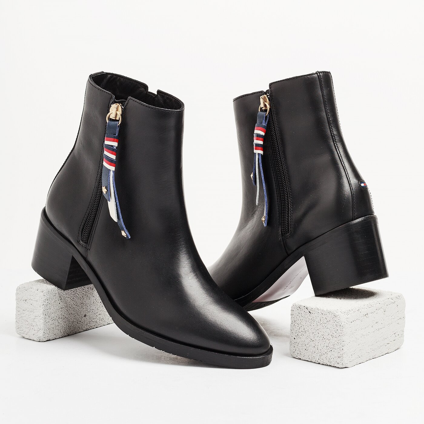 Damskie botki / sztyblety TOMMY HILFIGER CORPORATE TASSEL MID HEEL BOOT fw0fw03430990 kolor czarny