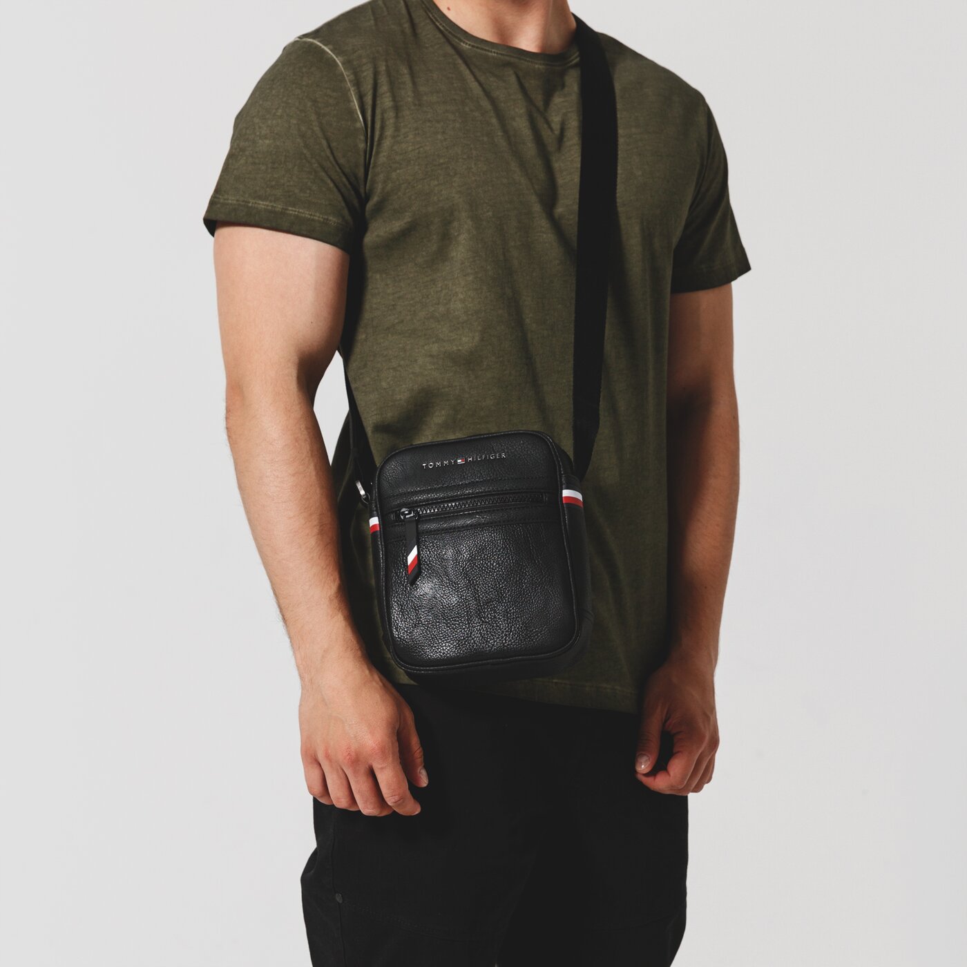 TOMMY HILFIGER TORBA ESSENTIAL MINI REPORTER am0am04618002 kolor czarny