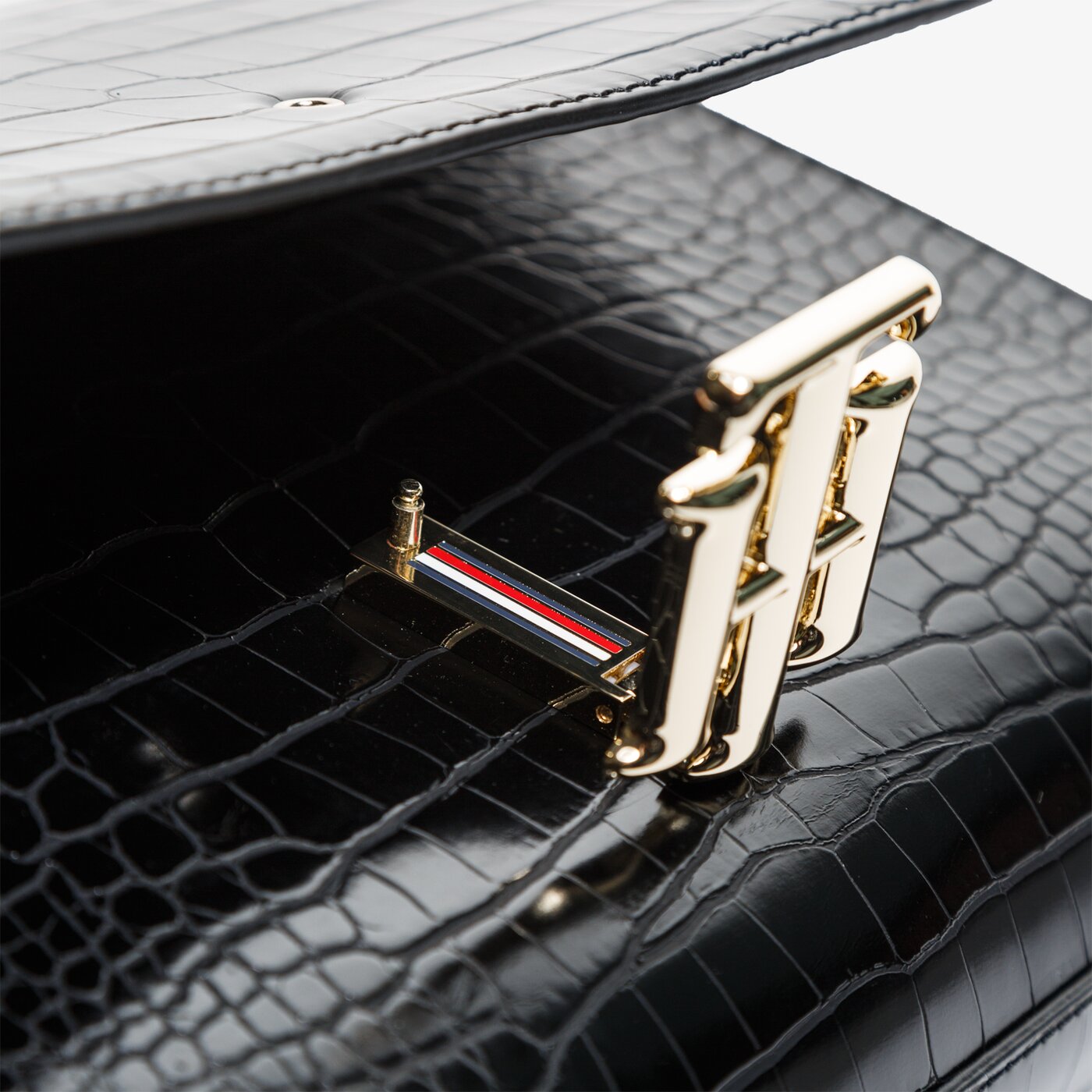 Damska torebka TOMMY HILFIGER TOREBKA TH LOCK SATCHEL CROCO aw0aw088670gj kolor czarny