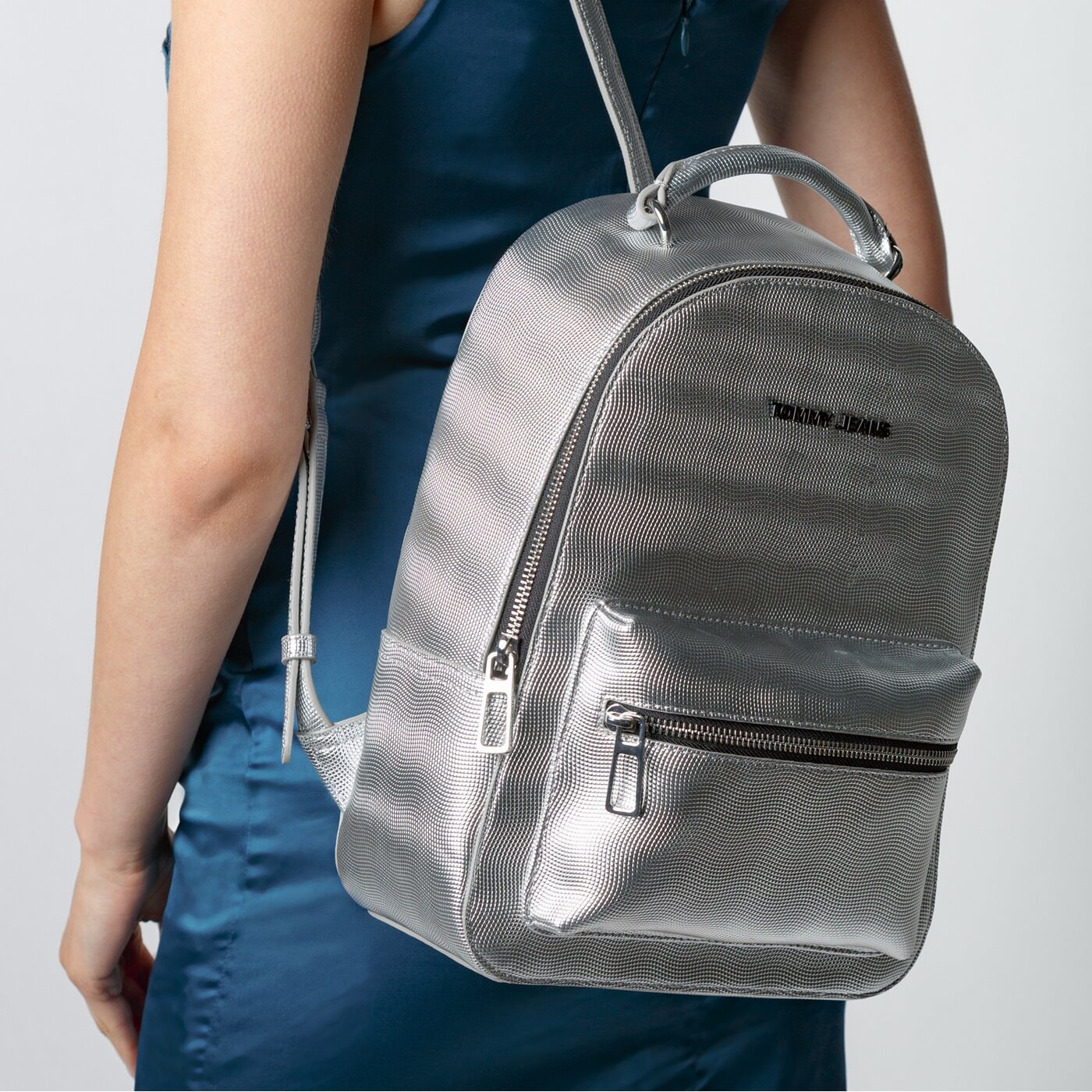 Damski plecak TOMMY HILFIGER PLECAK TJW FEMME PU BACKPACK METALIC aw0aw098640im kolor srebrny