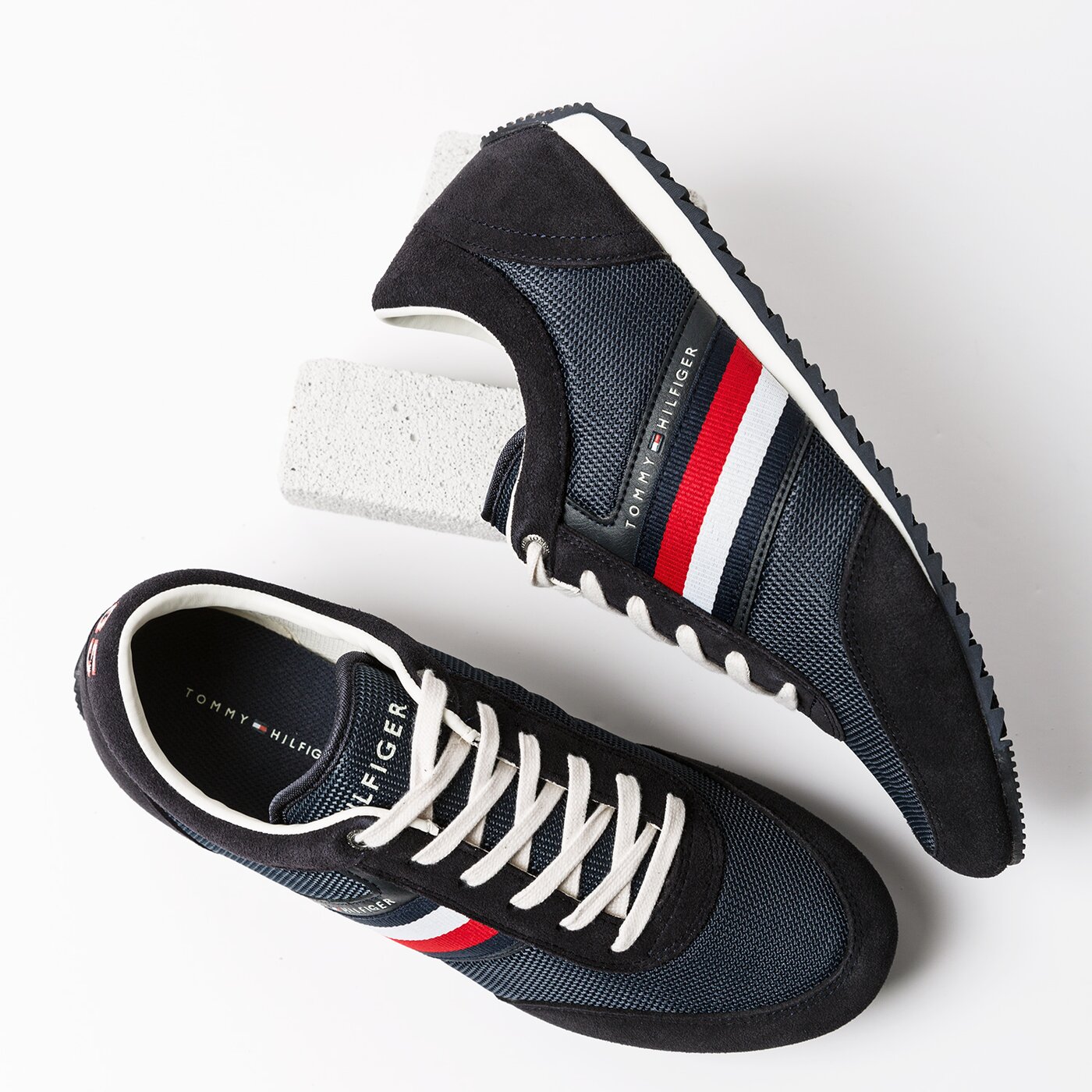 Męskie sneakersy (buty) TOMMY HILFIGER CORPORATE MATERIAL MIX RUNNER fm0fm01314403 kolor granatowy