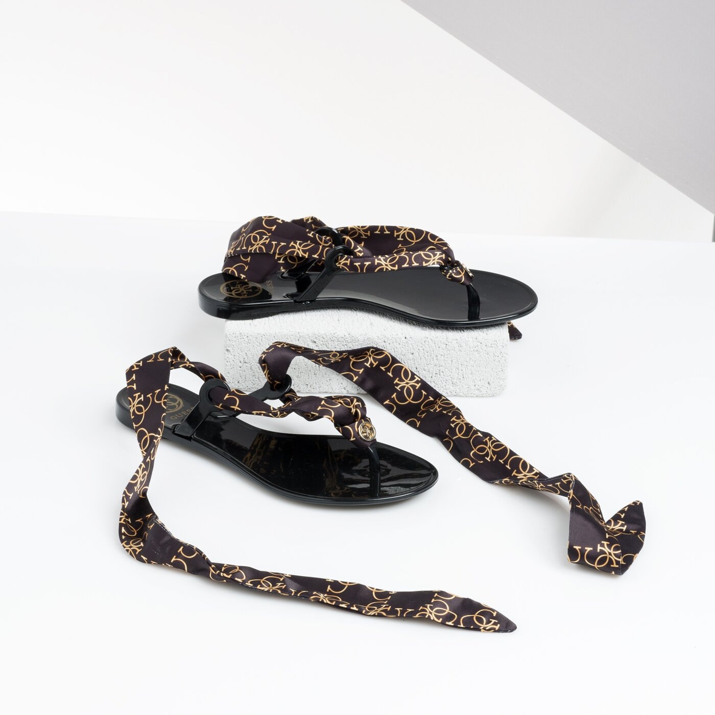 Damskie sandały GUESS JUDAY fl6judfap21blkgo kolor czarny