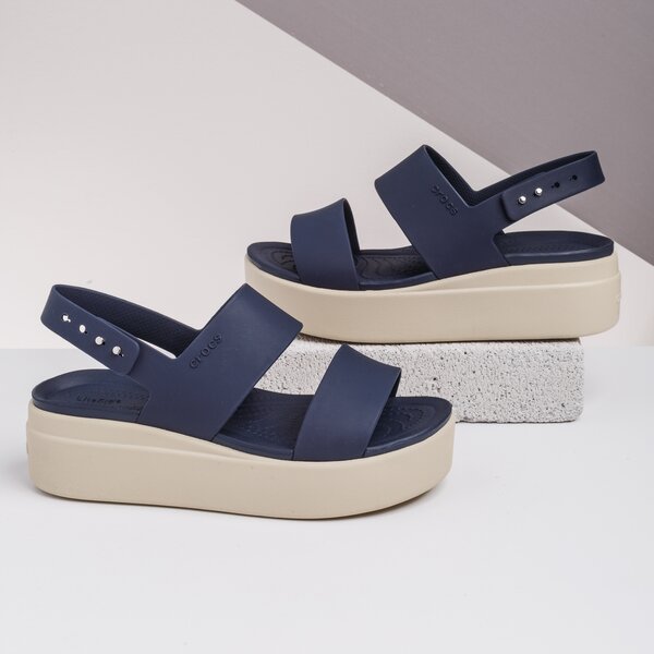 Damskie sandały CROCS BROOKLYN LOW WEDGE 20645346k kolor granatowy