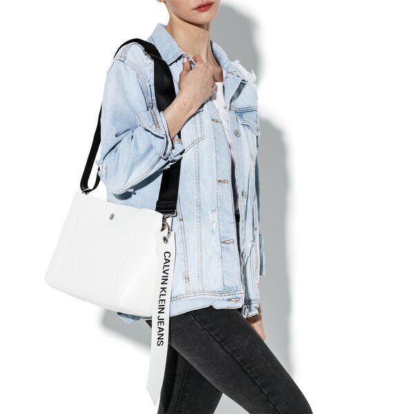 Damska torebka CALVIN KLEIN TOREBKA LOGO BANNER SHOULDER BAG k40k400825102 kolor biały