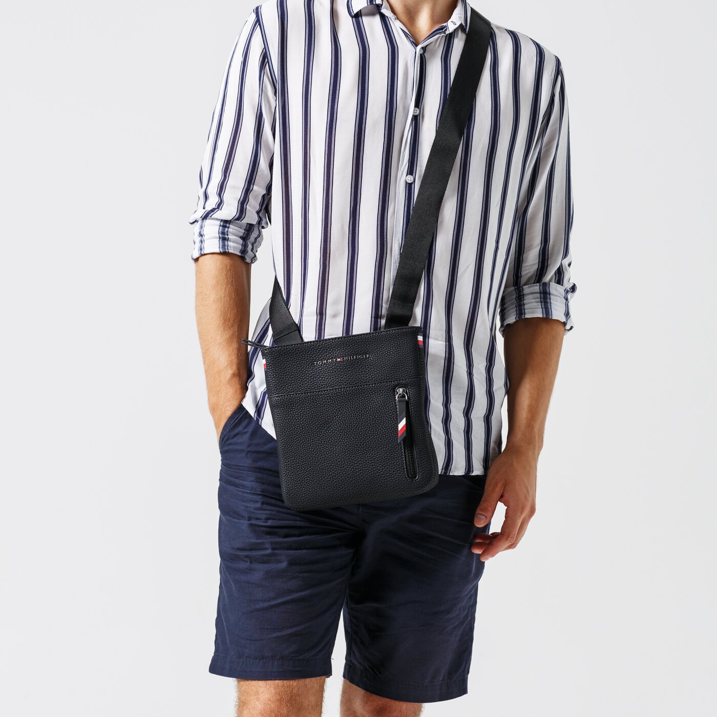 TOMMY HILFIGER TORBA ESSENTIAL MINI CROSSOVER am0am05229bds kolor czarny