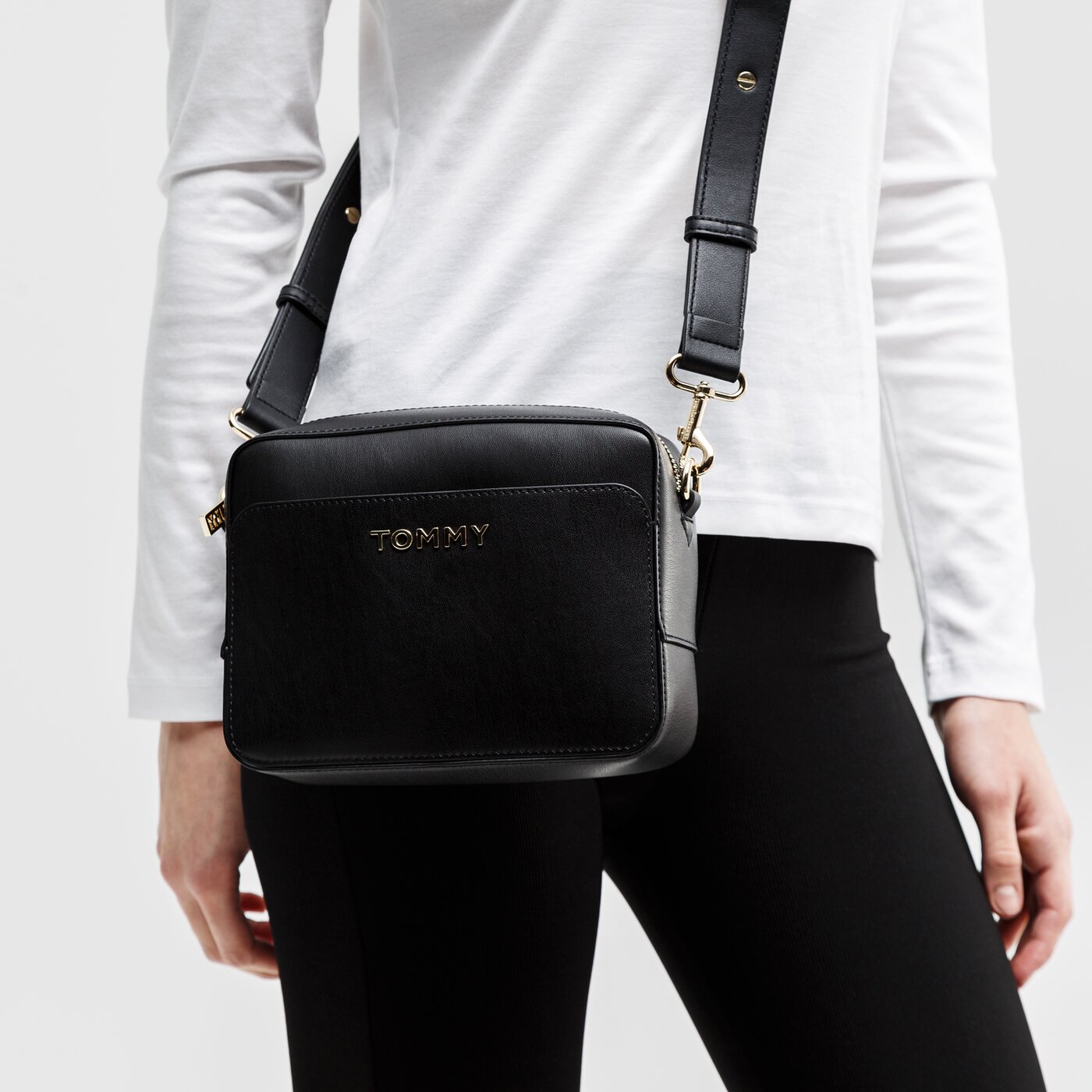 Damska torebka TOMMY HILFIGER TOREBKA ICONIC TOMMY CAMERA BAG aw0aw09047bbu kolor czarny